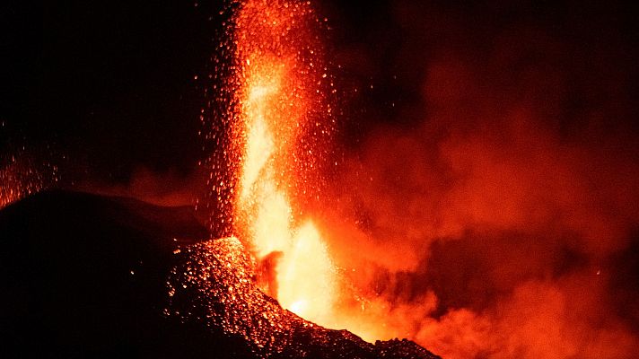 Día de máxima actividad del volcán con varios colapsos del cono eruptivo