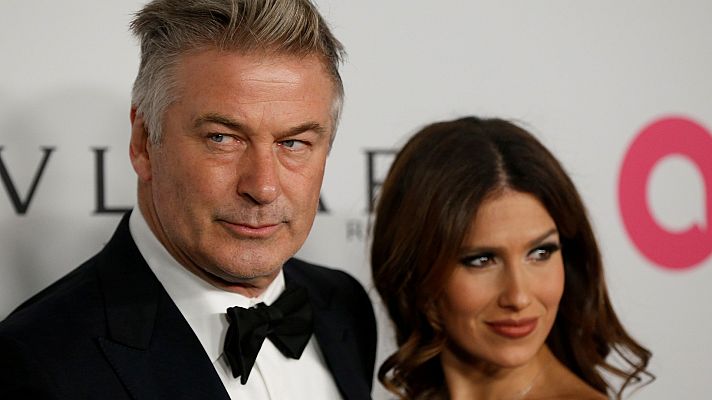 Hilaria Baldwin sale en apoyo de su marido Alec tras el incidente del disparo en el rodaje