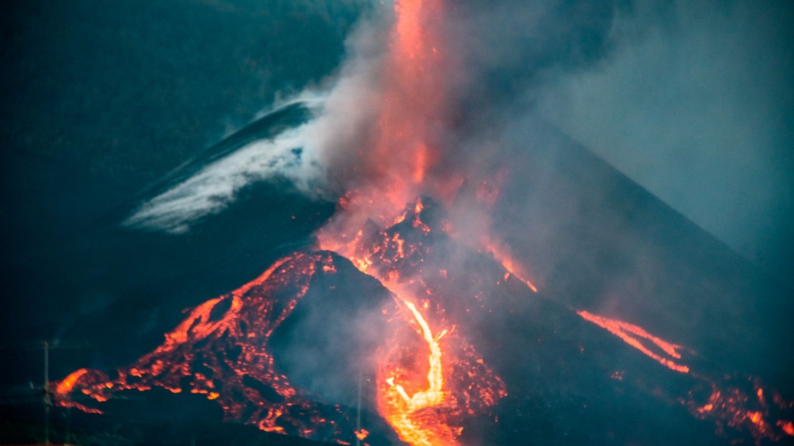 El volcán de La Palma cambia su morfología y eleva 10 cm el suelo