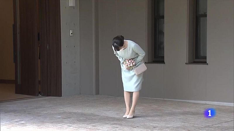 La princesa japonesa Mako se casa discretamente y pierde los derechos de sucesión - Ver ahora