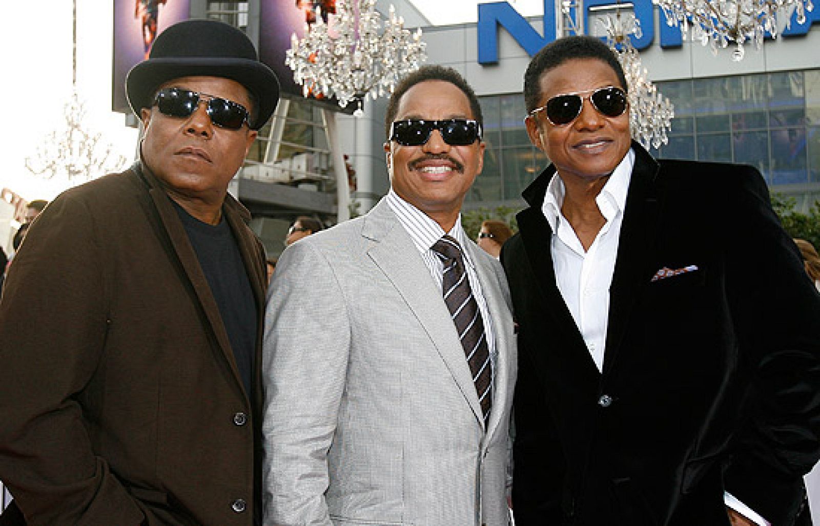   Los hermanos de Michael Jackson en el estreno e Los Ángeles, al que han asistido numerosas estrellas de Hollywoo. Los fans de todo el mundo han llenado  los 19 mil cines en los que se proyecta la película