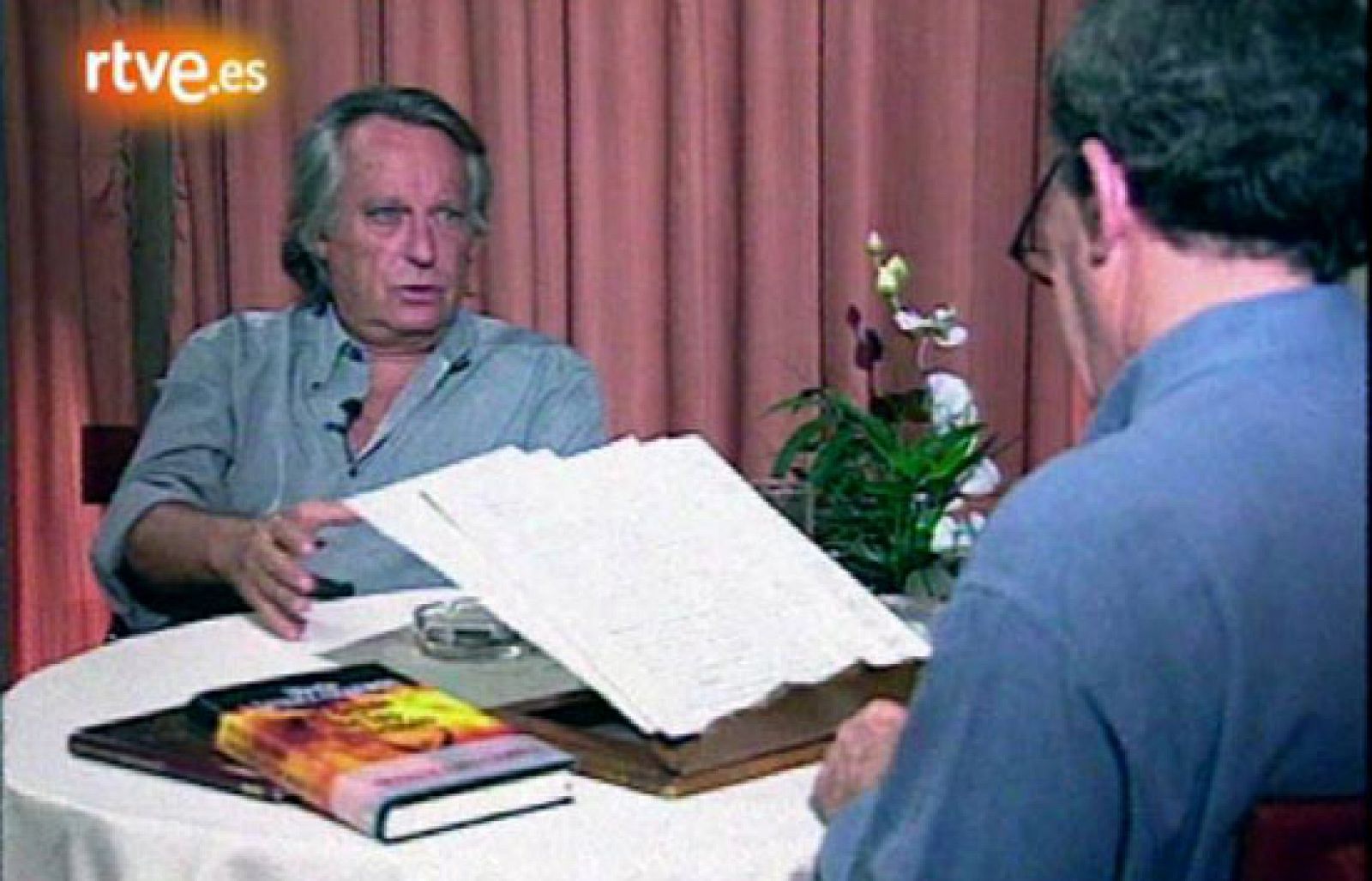 Escritores en el Archivo de RTVE: Entrevista a Vázquez-Figueroa, 2001 | RTVE Play