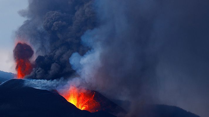 El volcán de La Palma sigue muy activo y la emisión de gases indica que la erupción está lejos de terminar