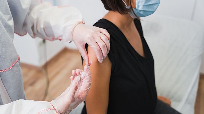 La hora de La 1 - Las personas inmunizadas con Janssen recibirán la segunda vacuna de Pfizer o Moderna