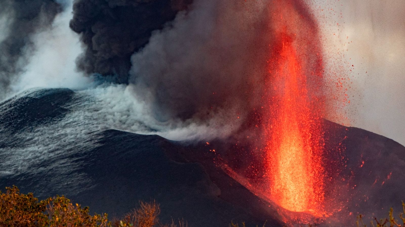 Volcán La Palma | La reconfiguración del cono protege las poblaciones