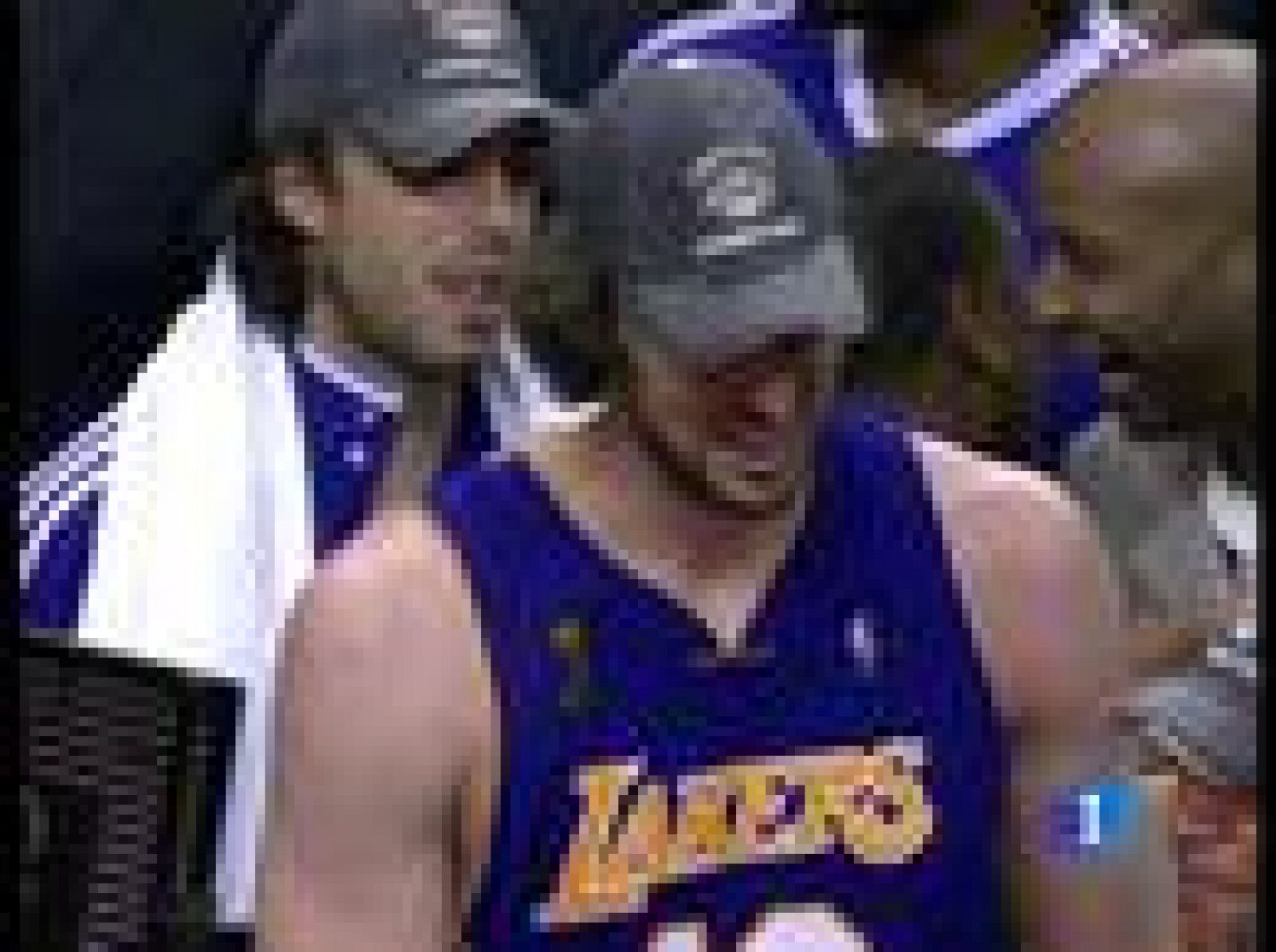 Pau Gasol ha recibido el anillo que le acredita como campeón de la NBA 2009 con Los Angeles Lakers en el estreno de su equipo. 