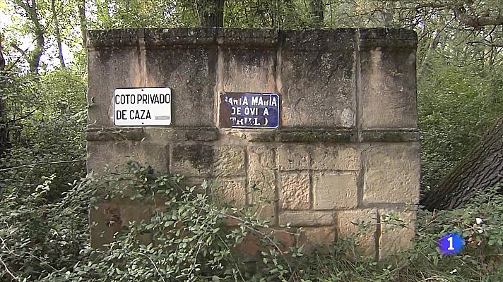 Ruinas y un letrero, lo único que queda del Monasterio de Trillo después de desmontarlo piedra a piedra