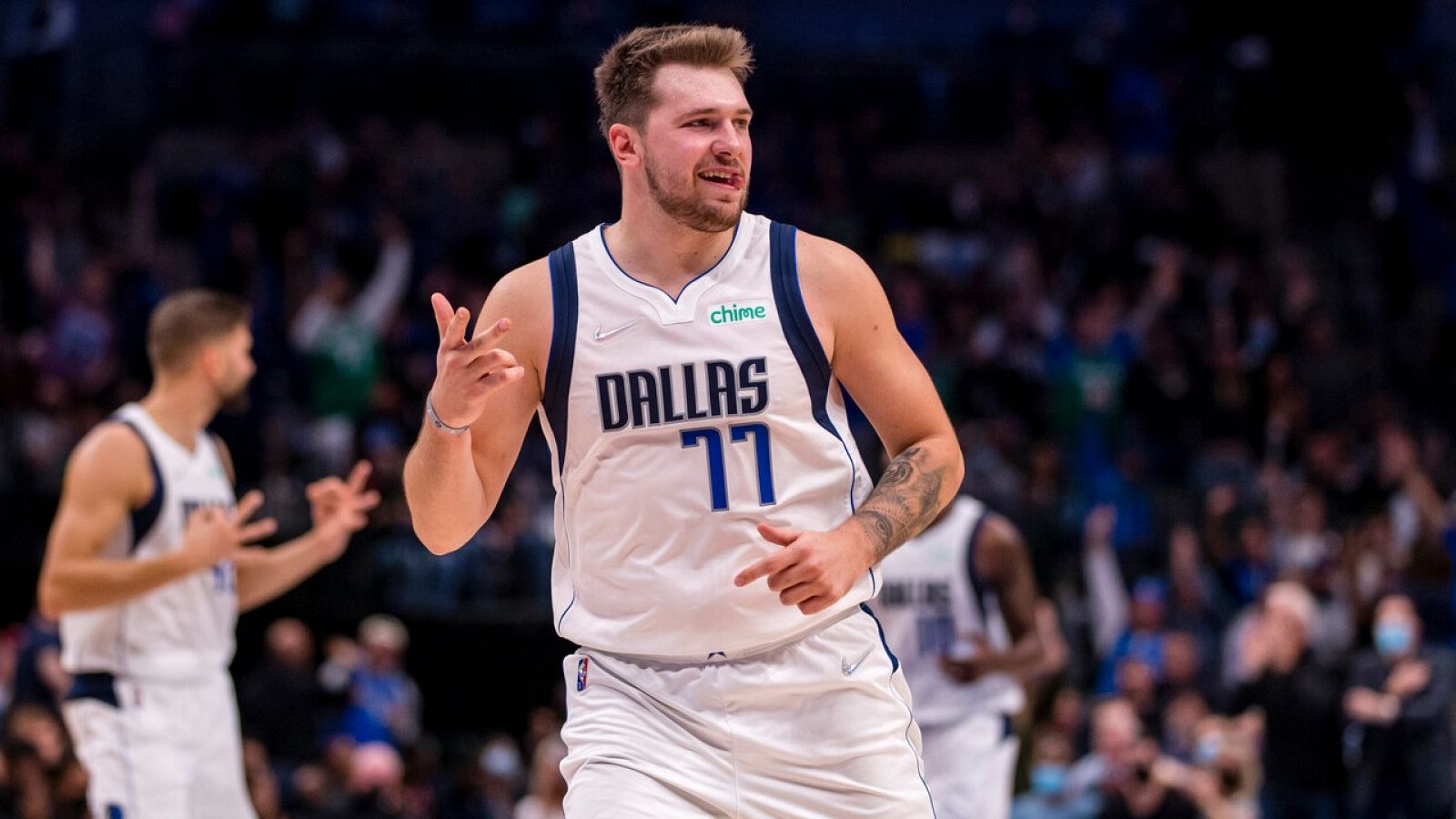 Doncic lidera a Dallas contra San Antonio con 25 puntos