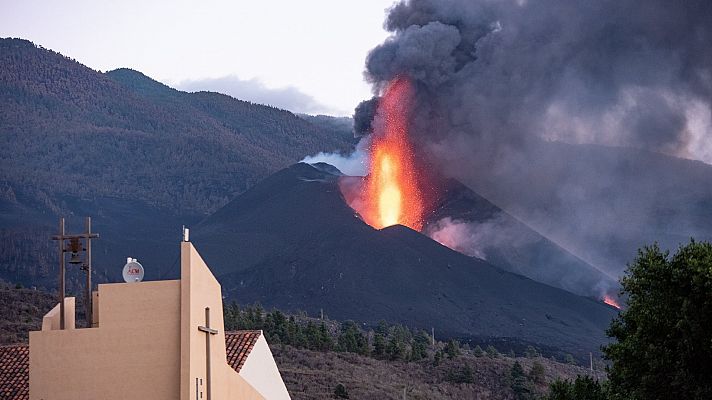 Informativo 24h - Las autoridades vigilan la reactivación de la colada sur, cuando el volcán casi cierra la sexta semana en erupción