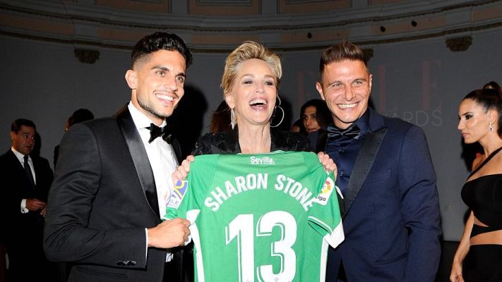 Gente y tendencias - Los futbolistas Joaquín y Marc Bartra le hacen un regalo muy especial a Sharon Stone