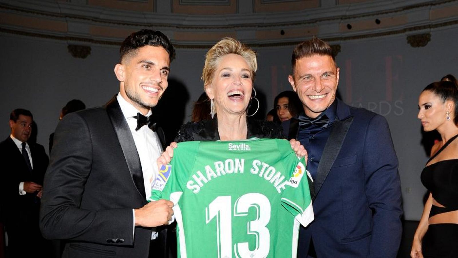 Los futbolistas Joaquín y Marc Bartra le hacen un regalo muy especial a Sharon Stone
