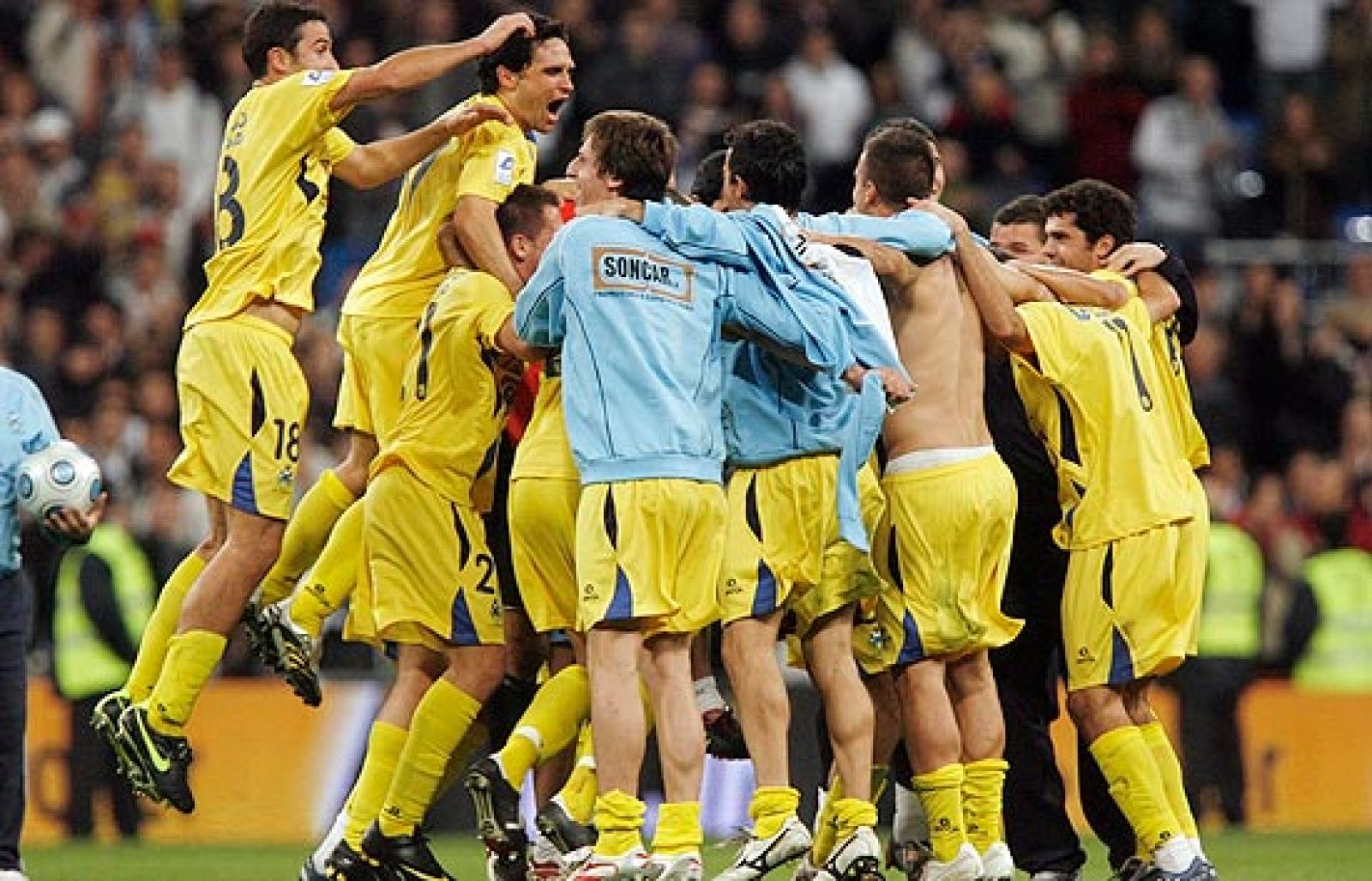 La fiesta continúa en Alcorcón un día después de la victoria de su equipo ante el Real Madrid.