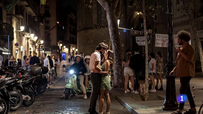 Documentar los besos: Dani de Olza retrata con su cámara la vuelta a la 'normalidad'