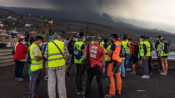 Los turistas llegan a La Palma para ver el volcán