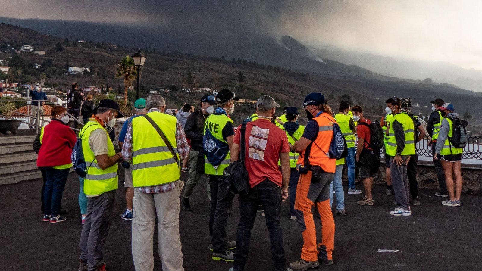 Los turistas llegan a La Palma para ver el volcán