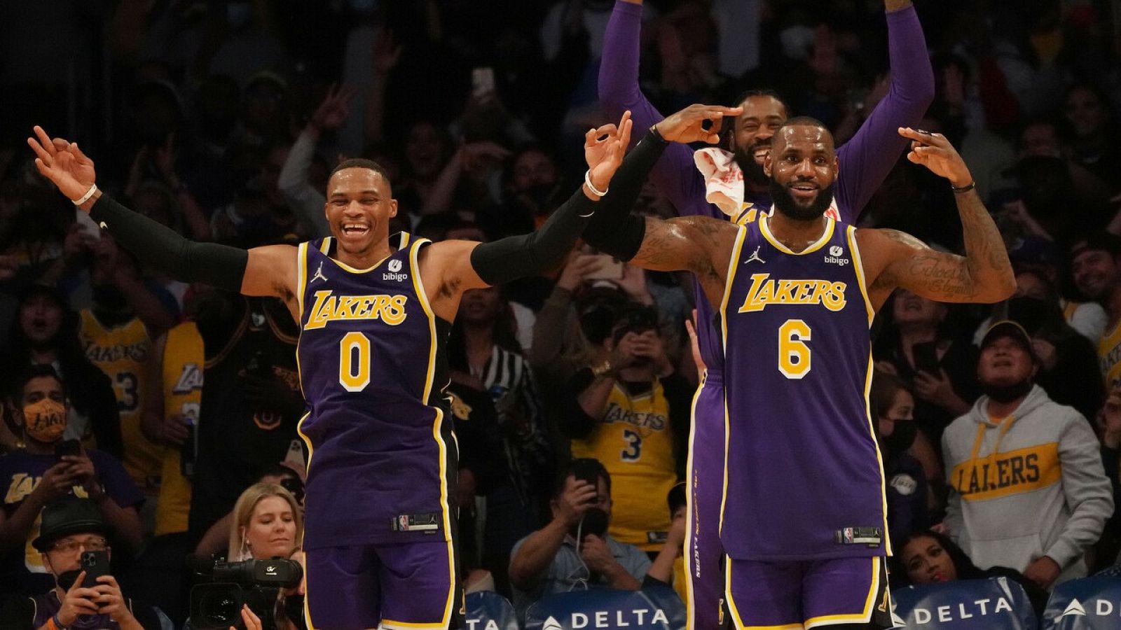 LeBron James rescata a los Lakers ante los Cavaliers