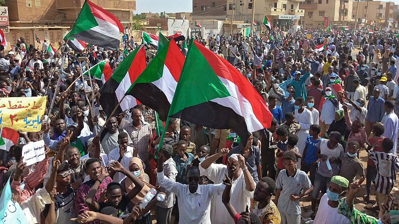 Sudán se rebela contra el golpe de Estado militar con una gran manifestación