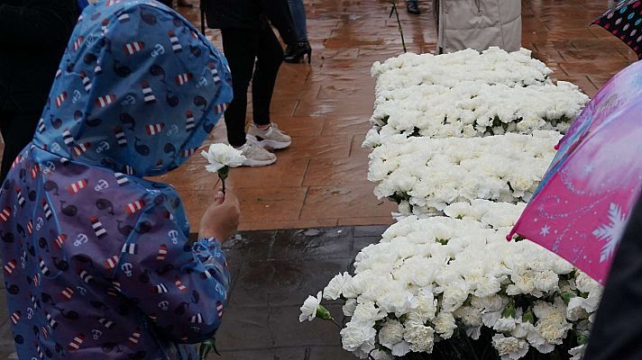 Miles de vecinos se concentran en Lardero para recordar al pequeño asesinado y apoyar a la familia