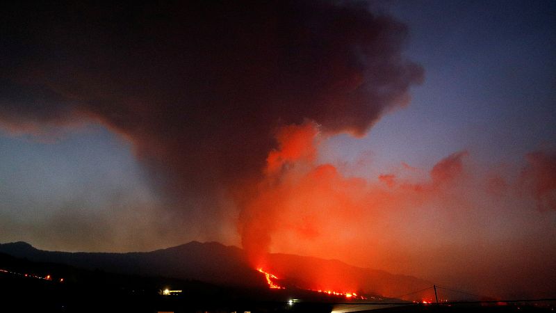 Las autoridades advierten de que la calidad del aire es extremadamente desfavorable en la zona más próxima al volcán
