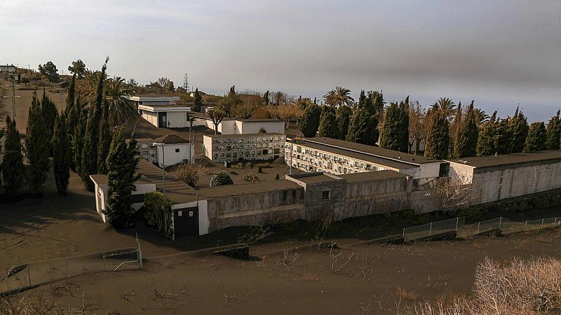 El sufrimiento emocional de no poder ir al cementerio por el volcán