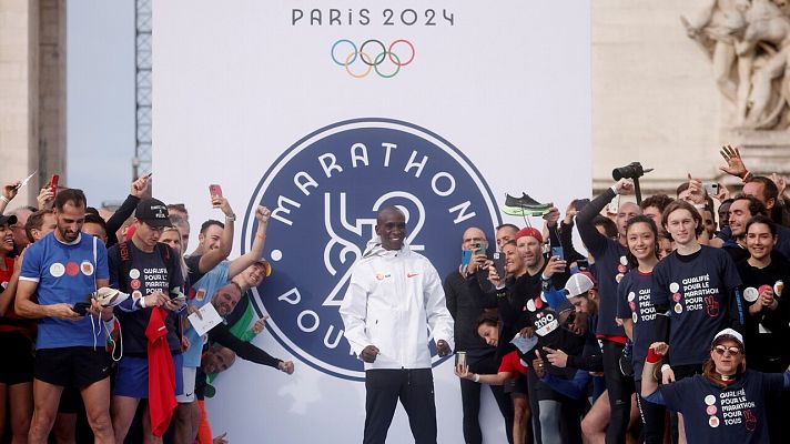 Kipchoge hace de liebre en París