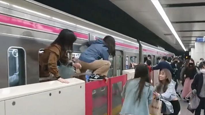 Telediario Fin de Semana - Un hombre disfrazado del Joker ha herido a quince personas con un cuchillo en Japón