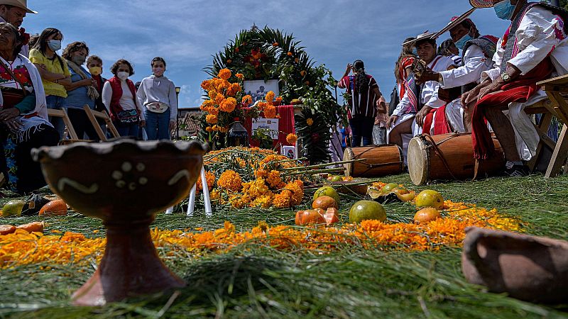 Continuamente A gran escala Espectacular Día de Muertos: México llena los cementerios de colores