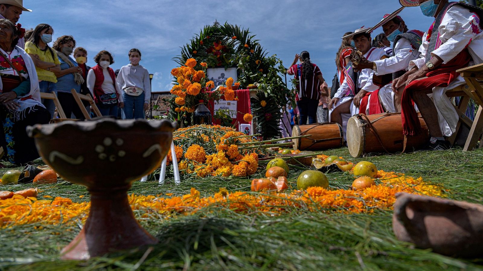 Catrinas, ofrendas y desfiles: el Día de Muertos regresa a México