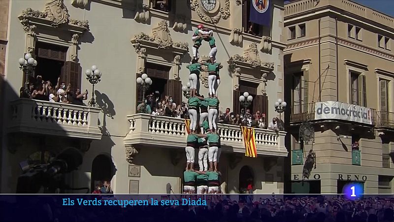 A Vilafranca del Penedès torna la diada castellera: quatre colles han tornat a omplir la plaça de la Vila - veure ara