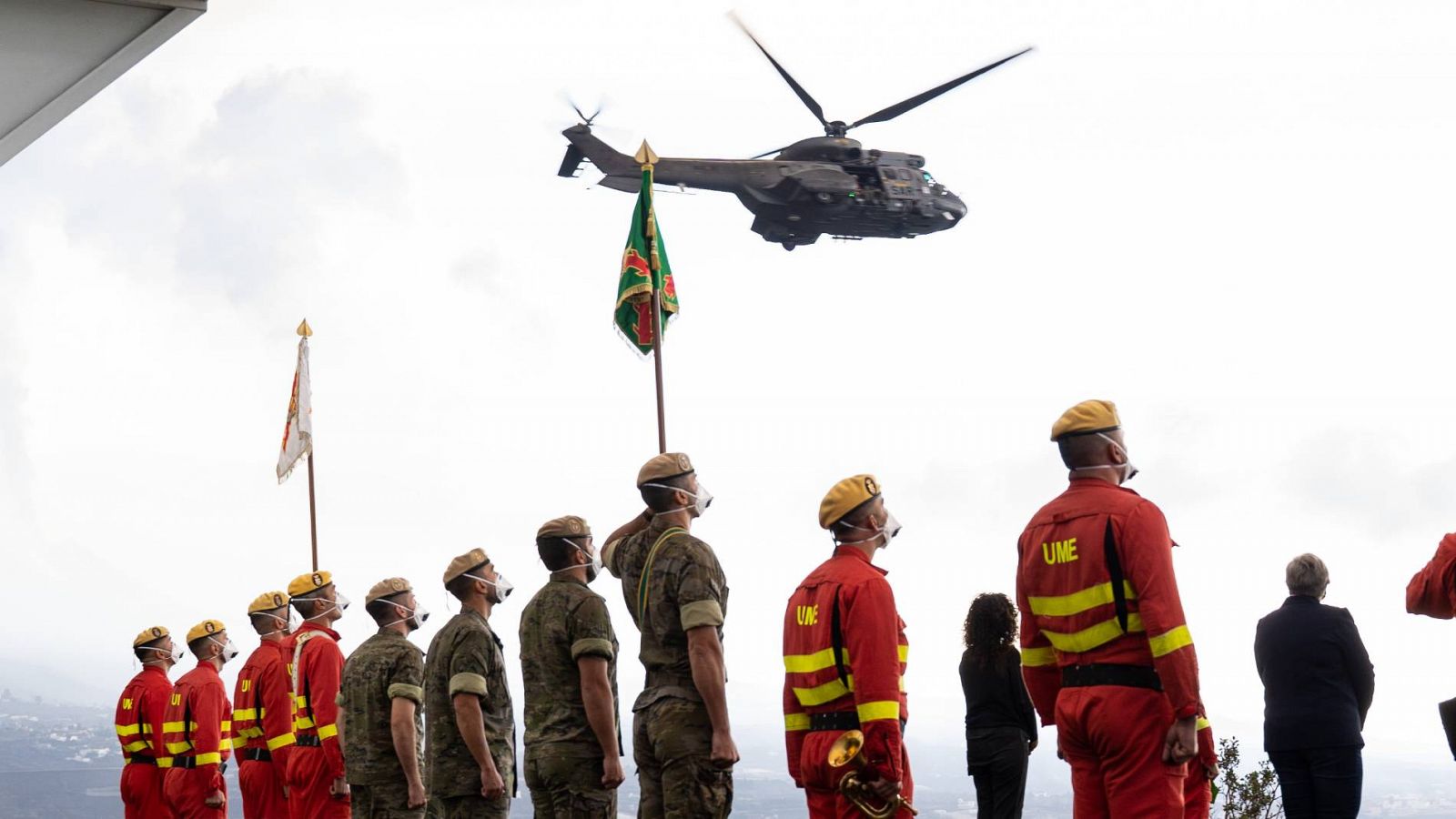 Emotivo homenaje de las Fuerzas Armadas por tierra y aire a los difuntos en La Palma