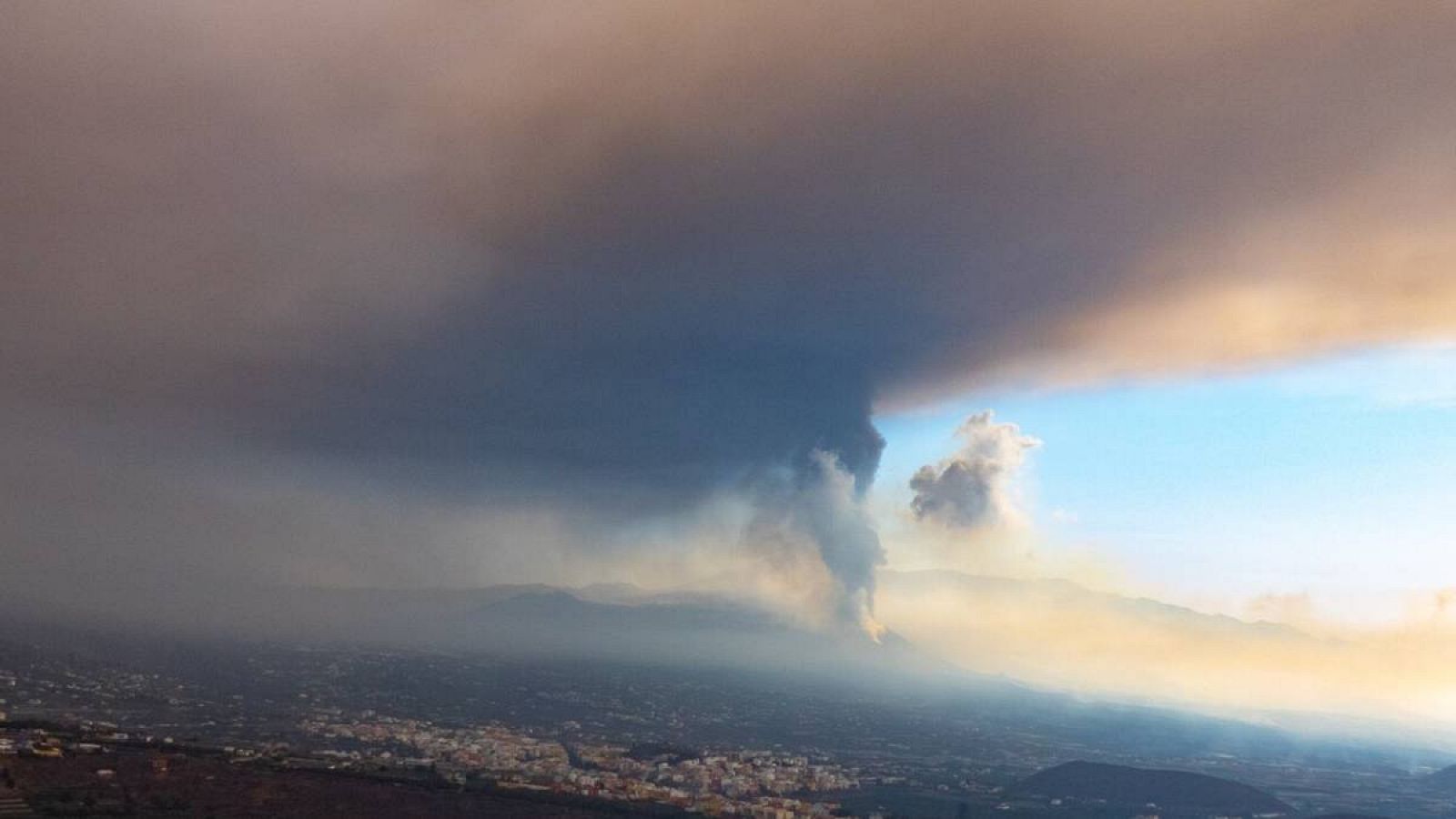 Aumentan las emisiones de lava y cenizasen La Palma - RTVE.es