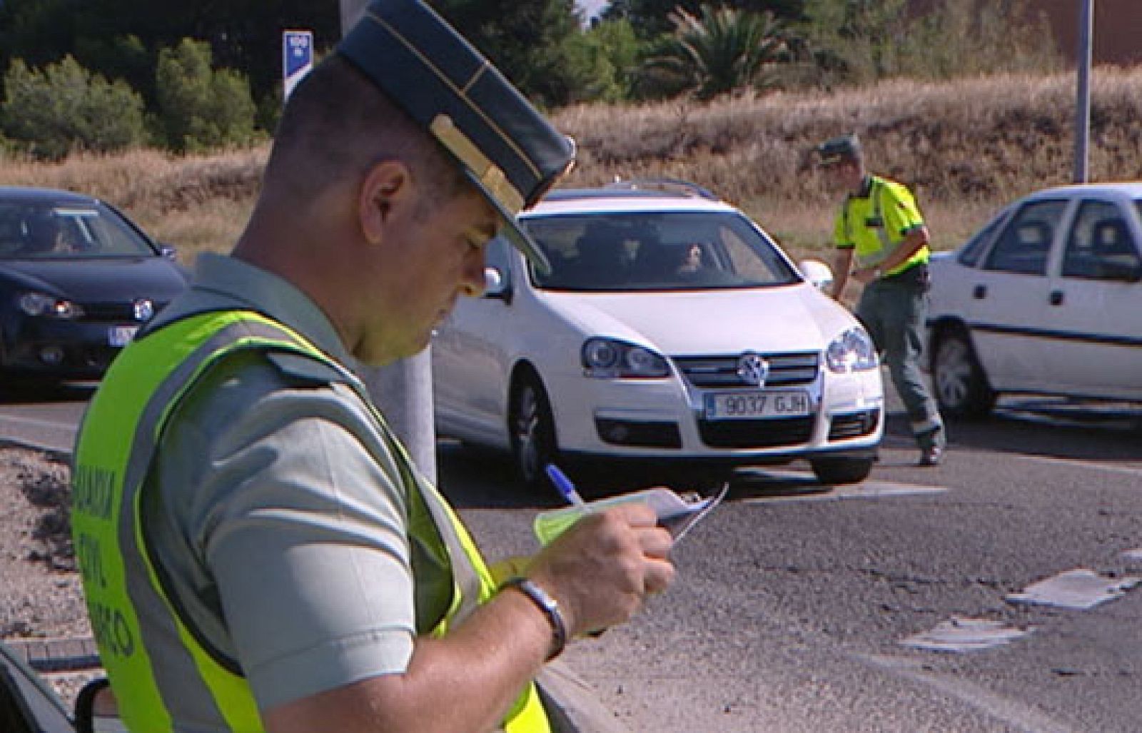 Entre otras cosas, establece descuentos de un 50 por ciento para las multas que se paguen en el momento de la infracción o unos días después. El Gobierno asegura que no se multa por placer sino para evitar que los conductores reincidan, mientras el PP dice que lo que busca la nueva norma es recaudar.