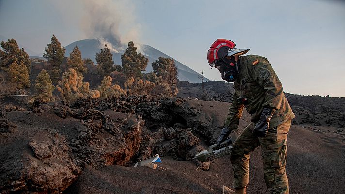 La ceniza paraliza los vuelos con La Palma y obliga a suspender las clases presenciales