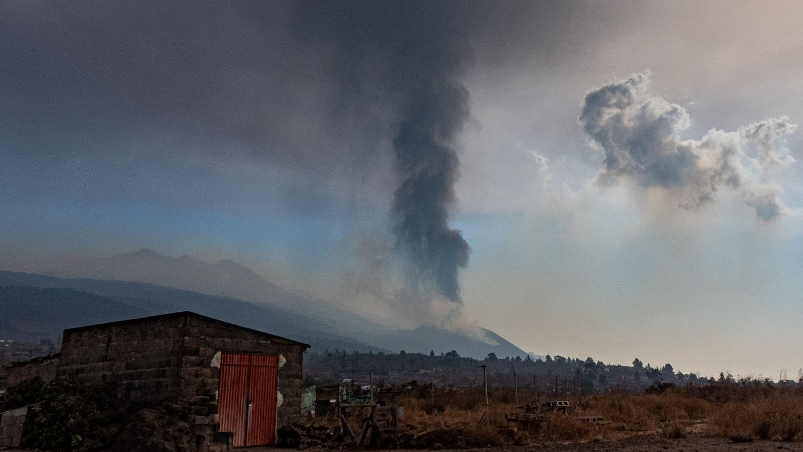 La ceniza cubre La Palma: vuelos y clases presenciales canceladas