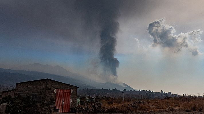 La ceniza cubre La Palma: vuelos y clases presenciales canceladas