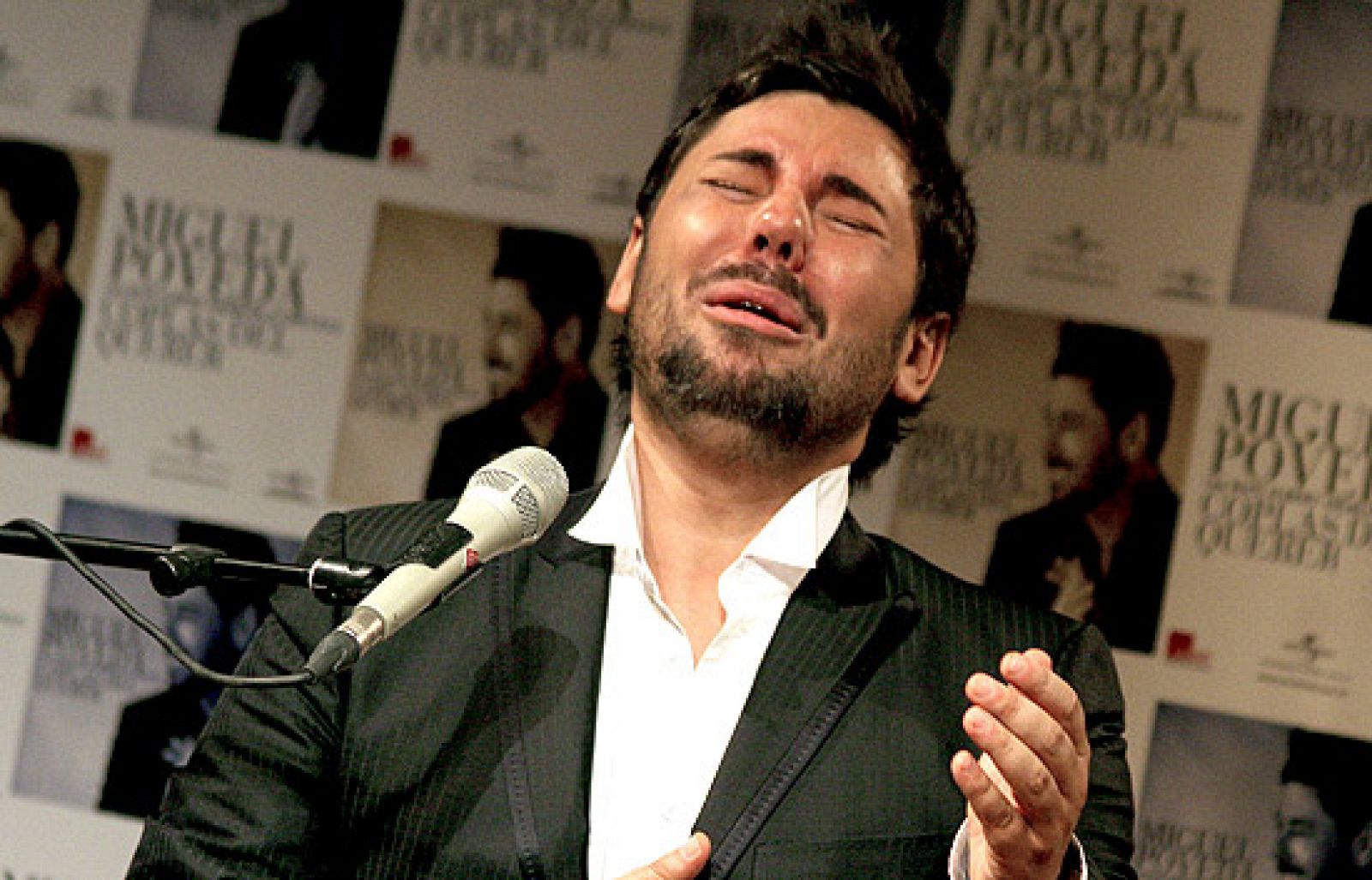  Más de 30.000 copias vendidas en menos de seis meses del álbum Coplas del querer, le han valido al cantaor flamenco Miguel Poveda (Badalona, 1973) la obtención de un Disco de Oro, que le ha sido entregado hoy por el director general de Universal Music España, Fabrice Benoit.