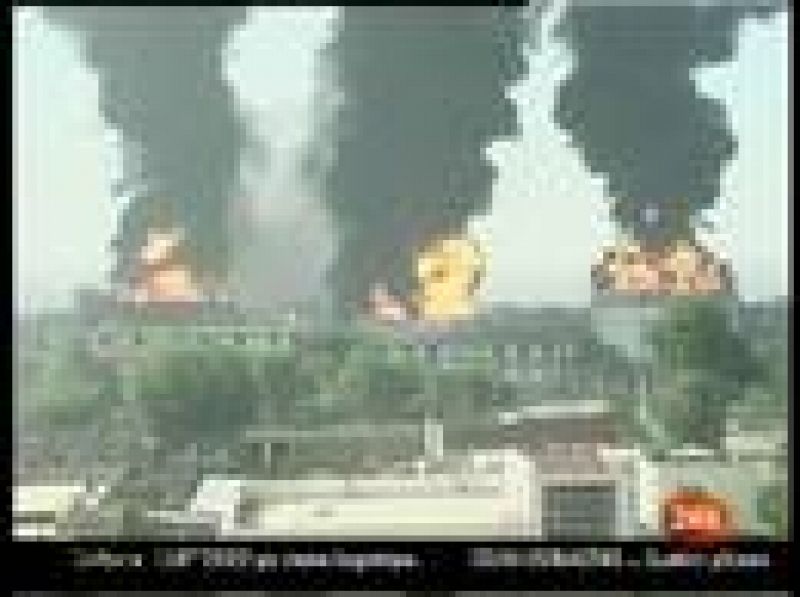  Las autoridades indias aguardan a que se apague por causas naturales un grave incendio en un depósito petrolífero de Jaipur (norte de la India) que ha causado la muerte a al menos cinco personas, 150 heridas y ha obligado la evacuación de otras 500.
