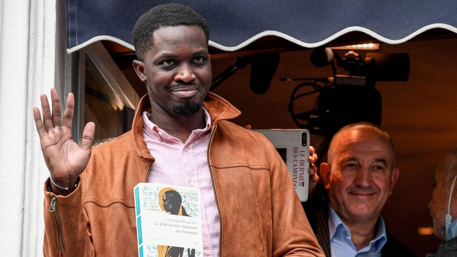 El senegalés Mohamed Mbougar Sarr gana en Francia el Premio Goncourt