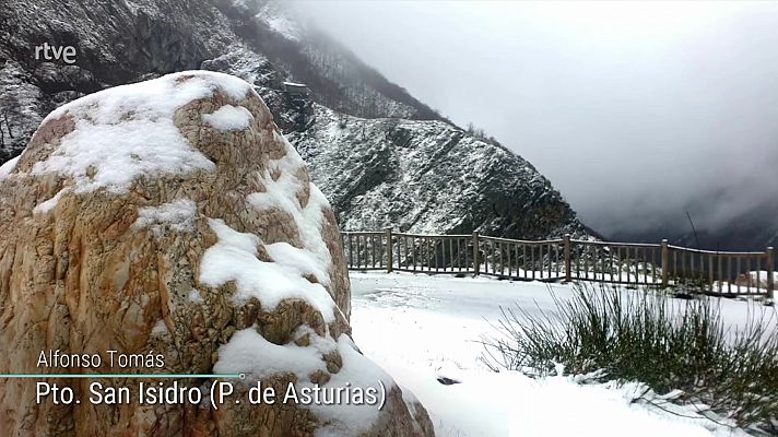 Viento fuerte o con intervalos de fuerte en el Cantábrico, litoral de Tarragona, Ampurdán, Baleares y Andalucía oriental. Nevadas en zonas montañosas del norte