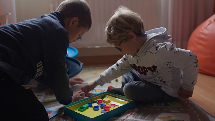 De seda y hierro - Cómplices