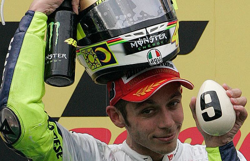 La 32ª edición de 'Paddock GP' retrata la figura del nuevo campeón de MotoGP, Valentino Rossi. Además, revive el gran final de temporada de Julián Simón. (30/10/09).