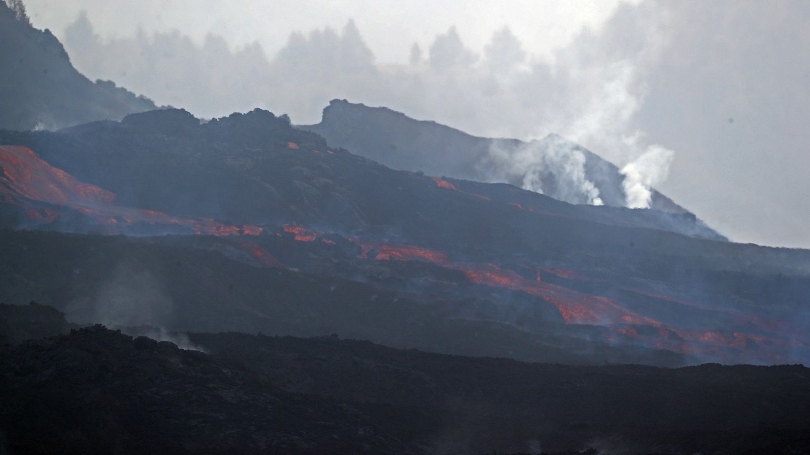 Mejora la calidad del aire en La Palma, el volcán aumenta su actividad