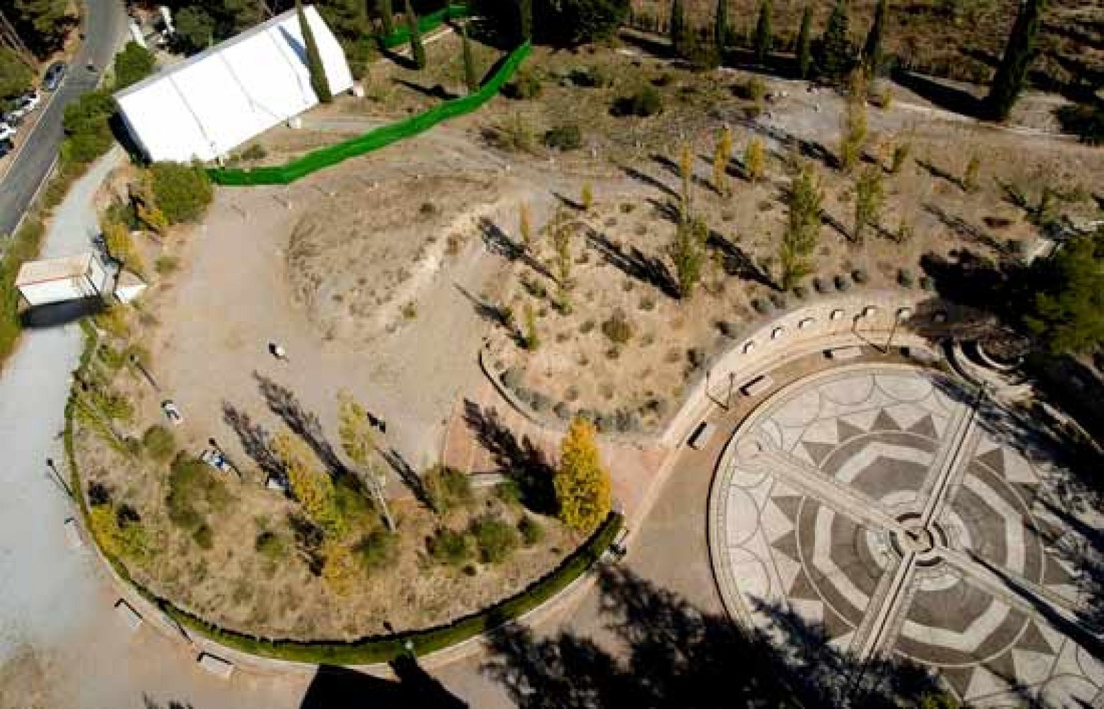 Esta semana los antropólogos han empezado a trabajar en la fosa donde supuestamente está enterrado Federico García Lorca. Es una de las mas simbólicas de las fosas comunes de la Guerra civil y se trabaja con gran secretismo. Los expertos tardarán algunos meses en tener datos concretos.