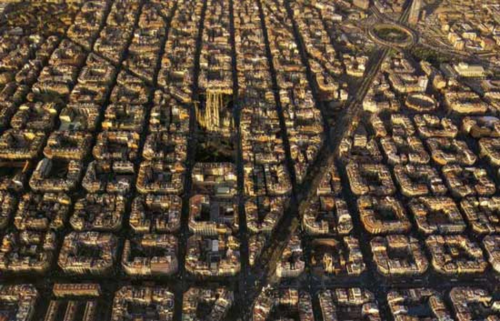 Barcelona celebra durante todo este año y hasta junio de 2010 el 150 aniversario del Ensanche, el plan de Ildefonso Cerdà que amplíó la ciudad y le dio proyección de futuro. La figura de Cerdà ha crecido con el tiempo sobre todo si se compara su obra con la degradación urbanística que viven muchos municipios. 
