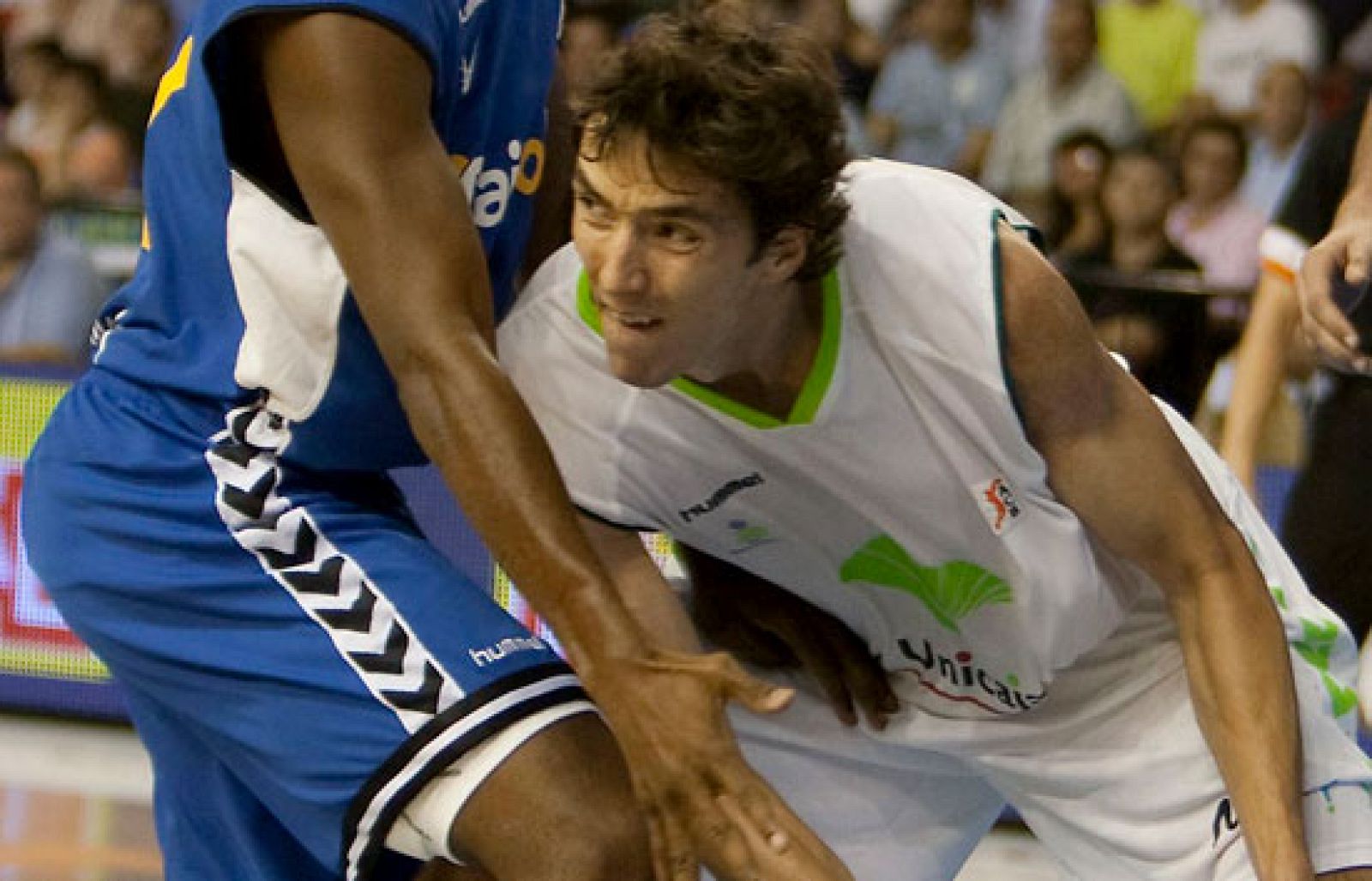 El Unicaja de Málaga sigue sin concer la victoria y encajó su quinta victoria consecutiva ante el Cajasol (63-61). Del resto de resultados de la jornada de la ACB destacan la solvente victoria del Madrid al Bilbao (70-96) y los apuros que pasó el Barça para derrotar al Estudiantes (75-78). 