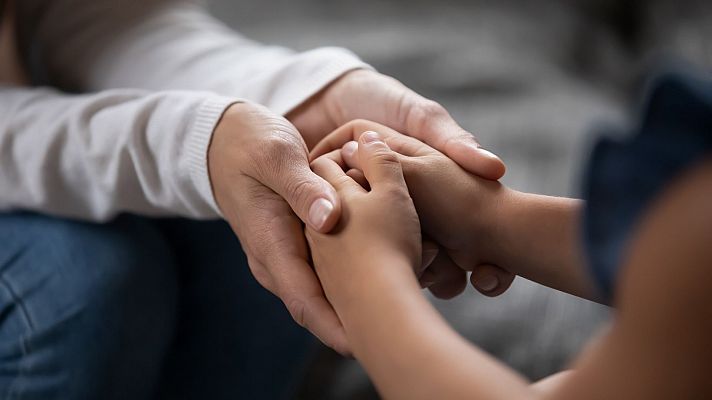 ¿Es normal que se dé en acogida a una niña que tiene una abuela capaz de criarla?   