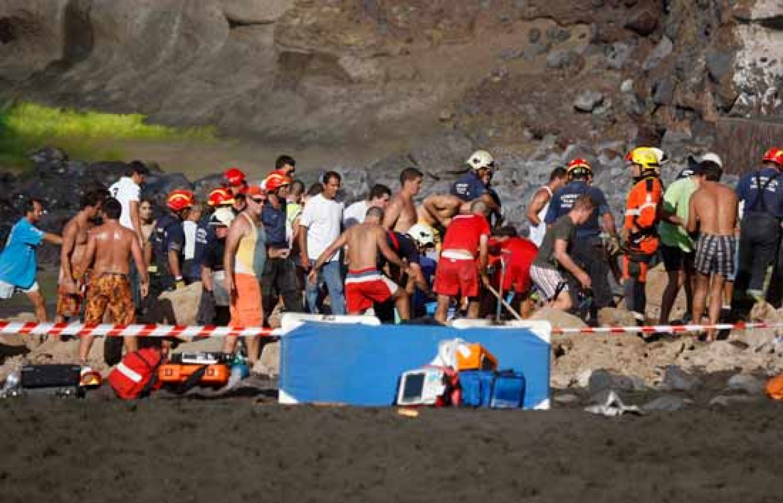  Una mujer de 34 y otra de 60 han fallecido en la playa de Los Gigantes después de que haya producido el desprendimiento de varias rocas de gran tamaño, que han caído desde una altura de 50 metros. Las víctimas se encontraban en una zona acordonada porque hace un mes ya se había producido otro desprendimiento en la misma parte de la playa.