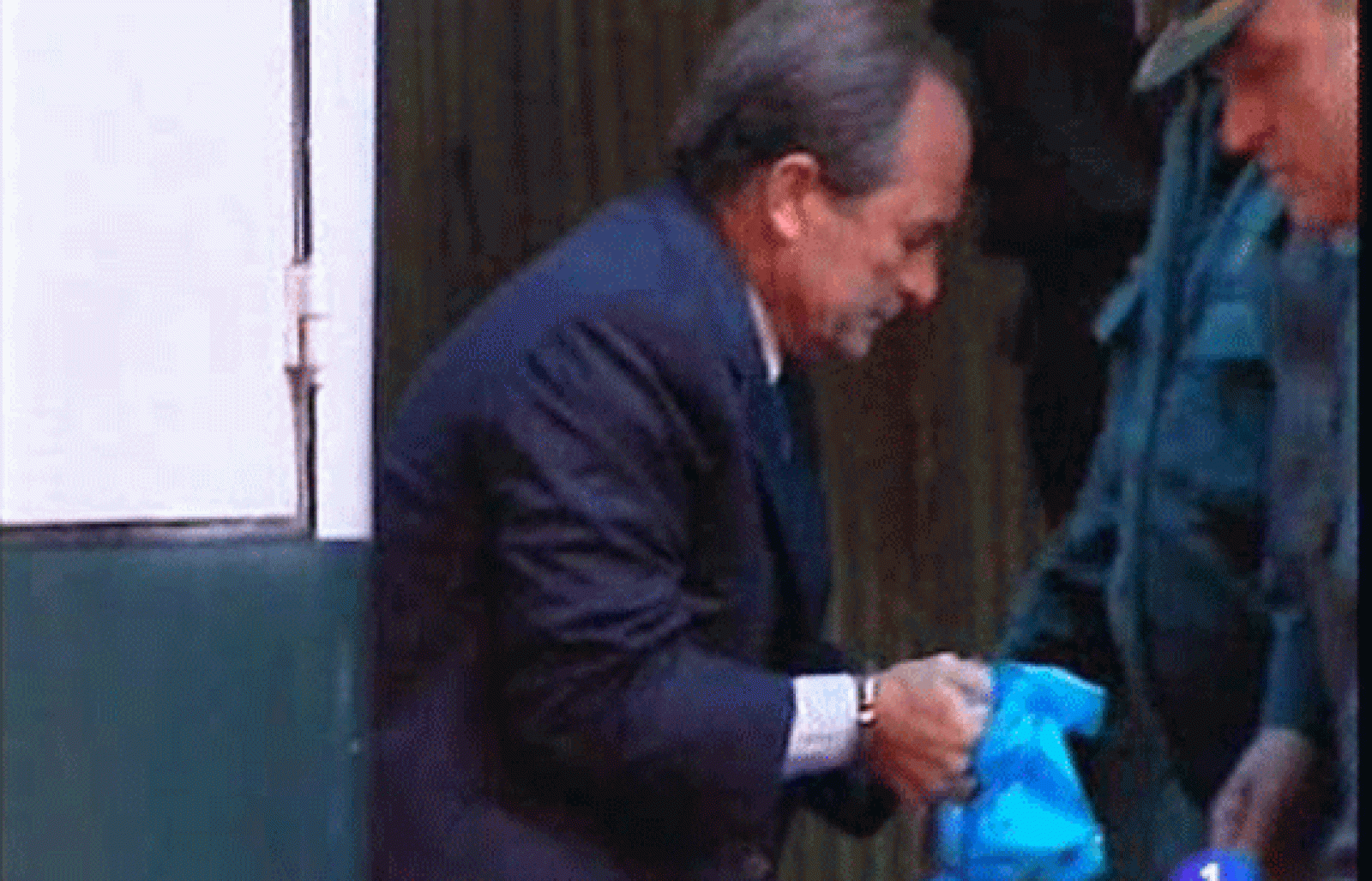 Las direcciones del Partido Socialista de Cataluña y Convergencia Democrática formalizarán el próximo 2 de noviembre la suspensión de militancia de sus cargos y ex-cargos encarcelados en la operación Pretoria contra la corrupción en Cataluña. El próximo lunes también termina el plazo para que los cuatro imputados en libertad, paguen sus fianzas y eviten la cárcel (01/11/09).