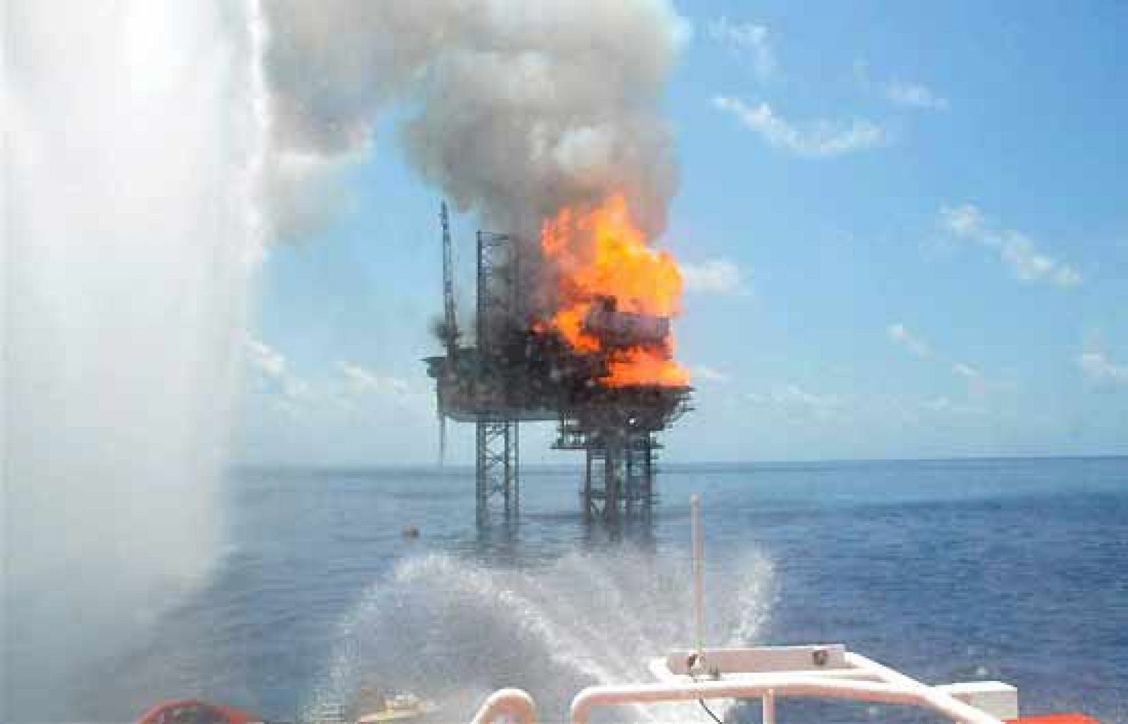 Una plataforma petrolera arde sin control en Mar de Timor | Ver