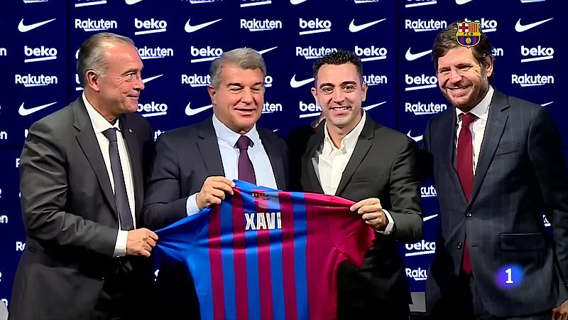 El nou entrenador del Barça, Xavi Hernández, rebut com un heroi al Camp Nou